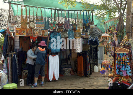 Contrôle du tourisme les vendeurs de rue qui vendent des vêtements de coton indien et des marchandises,varkala papanasam beach,,Kerala, Inde Banque D'Images