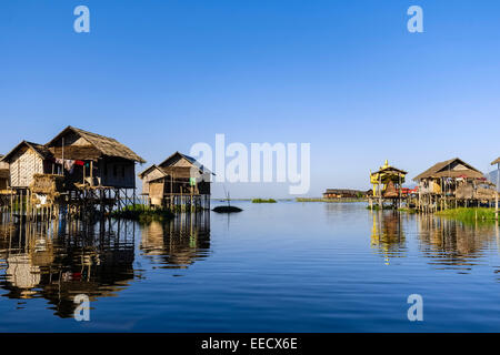 Des maisons sur pilotis au lac Inle, l'État de Shan, Myanmar Banque D'Images