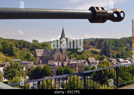 La Roche-en-Ardenne - Réservoir fourreau contre le panorama de la ville belge de La Roche Banque D'Images