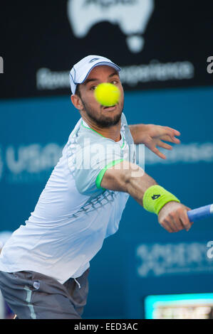 Sydney, Australie. 16 janvier, 2015. Viktor Troicki de Serbie hits un retour de revers au cours de sa demi-finale contre Gilles Muller de Luxembourg à l'APIA Sydney International. Crédit : Tony Bowler/thats mon pic/Alamy Live News Banque D'Images