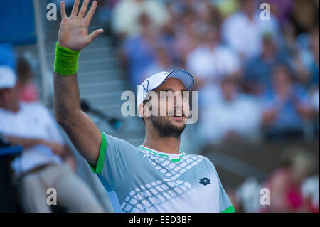 Sydney, Australie. 16 janvier, 2015. Viktor Troicki la Serbie de vagues pour les fans après sa victoire en demi-finale contre Gilles Muller de Luxembourg à l'APIA Sydney International. Crédit : Tony Bowler/thats mon pic/Alamy Live News Banque D'Images