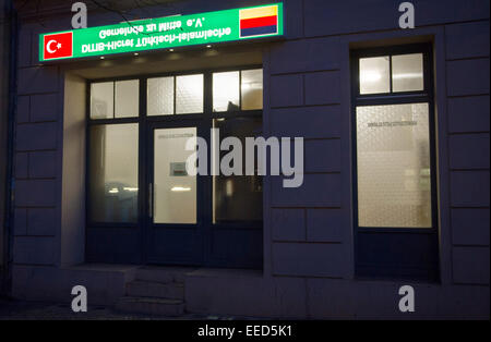 Berlin, Allemagne. 16 janvier, 2015. La DITIB-Hircet Turkish-Islamic Communauté dans Mitte est allumé sur Perleberger Strasse à Berlin, Allemagne, 16 janvier 2015. Plus de 200 agents de police, y compris les forces d'action spéciale, fouillé plusieurs propriétés à Berlin le vendredi et servi garantit à suspects de la scène islamiste. Photo : PAUL ZINKEN/dpa ( la place sur le signe au-dessus de l'entrée est en fait à l'envers)/dpa/Alamy Live News Banque D'Images