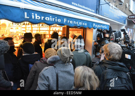 South Kensington, London, UK. 16 janvier 2015. Un nombre limité de la revue satirique français Charlie Hebdo, mis en vente à Londres. Le magazine est vendu en France et seulement autour de 2 000 exemplaires sont disponibles en Angleterre. Crédit : Matthieu Chattle/Alamy Live News Banque D'Images