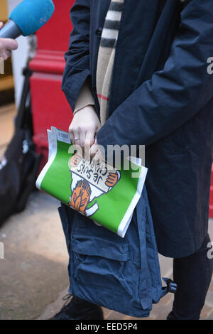 South Kensington, London, UK. 16 janvier 2015. Un nombre limité de la revue satirique français Charlie Hebdo, mis en vente à Londres. Le magazine est vendu en France et seulement autour de 2 000 exemplaires sont disponibles en Angleterre. Crédit : Matthieu Chattle/Alamy Live News Banque D'Images