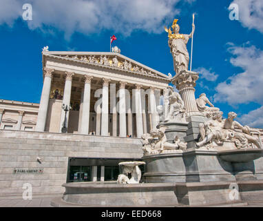 Statue d'Athéna la déesse grecque de la sagesse et de l'édifice du Parlement à Vienne Autriche Banque D'Images