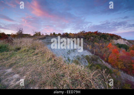 Une vue sur le coucher de soleil et du haut de la couleur de l'automne, Scarborough Bluffs. Scarborough, Ontario, Canada. Banque D'Images