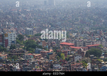 La ville de Katmandou, Népal, vu depuis le Temple de Swayambhunath (Monkey) sur une colline locale Banque D'Images