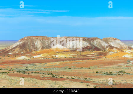 Les échappées sont un désert semi-aride faite de mesas et collines érodées, près de Coober Pedy, Australie du Sud, SA, Australie Banque D'Images