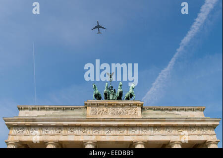 Berlin, Allemagne, Boeing 747-800 Lufthansa avec l'équipe nationale allemande Banque D'Images