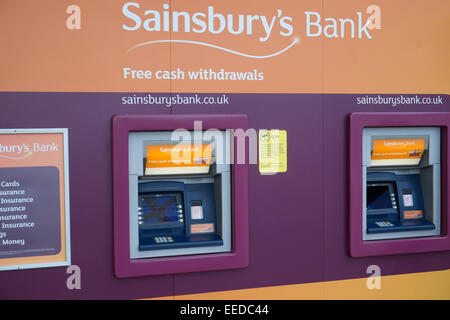 Sainsbury distributeur ATM dans leur magasin à Matlock, Derbyshire, Angleterre Banque D'Images