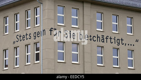 Erfurt, Allemagne. 25 Jan, 2011. L'expression "heureux de travailler pour vous", avec lequel la société Topf & Soehne signé ses lettres à la SS, est apposée sur la façade d'un nouveau site commémoratif de l'holocauste à Erfurt, Allemagne, 25 janvier 2011. Les arguments de l'Topf & Soehne' ont été transformées en un mémorial de l'Holocauste. Topf & Soehne ingénieurs ont conçu et construit les incinérateurs utilisés pour le meurtre de masse dans les camps de concentration d'Auschwitz et de Buchenwald. Photo : MARTIN SCHUTT/dpa/Alamy Live News Banque D'Images