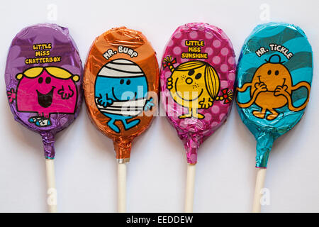 Chocolat au lait enveloppé d'aluminium lollies sucettes avec Mr Tickle, Mr Bump, Little Miss Sunshine et Little Miss Chatterbox caractères sur fond blanc Banque D'Images