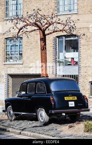 Un taxi London noir avec un arbre pousse depuis son toit, Londres, Angleterre. Banque D'Images