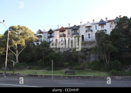 Terrasse Victorienne obliques, des maisons sur falaise terrasse, vue à partir de la Minogue Crescent, dans le quartier de inner west Forrest Banque D'Images