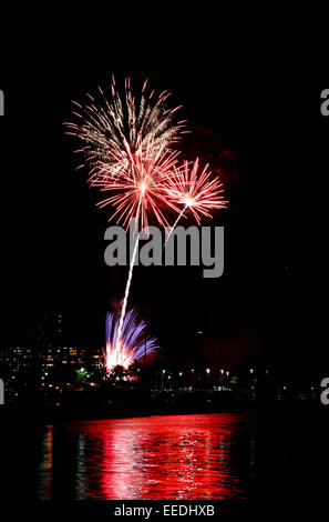 Honolulu, Hawaii, USA. Dec 26, 2014. Beau feu d'artifice au-dessus de l'océan à Waikiki, Honolulu, Oahu, Hawaii. Banque D'Images