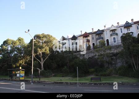 Terrasse Victorienne obliques, des maisons sur falaise terrasse, vue à partir de la Minogue Crescent, dans le quartier de inner west Forrest Banque D'Images