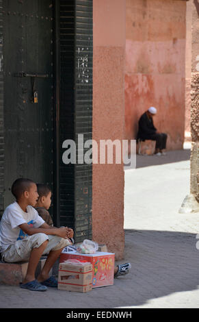 Vente d'enfants dans les rues de Casbah Marrakech, Maroc Banque D'Images