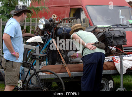 Deux hommes, l'air à une moto vintage Beaulieu Autojumble, massive classic car parts swap meet et jumble sale Banque D'Images