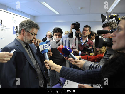 Bruxelles, Belgique. 16 janvier, 2015. Porte-parole du procureur fédéral belge Eric Van der Sypt répond aux questions après une conférence de presse à Bruxelles, Belgique, 16 janvier 2015, au lendemain d'une opération anti-terrorisme a eu lieu à Verviers et Bruxelles. Deux personnes sont mortes et un autre blessé dans une opération antiterroriste de la police à Verviers contre un, les médias locaux ont rapporté le 15 janvier. Credit : Ye Pingfan/Xinhua/Alamy Live News Banque D'Images