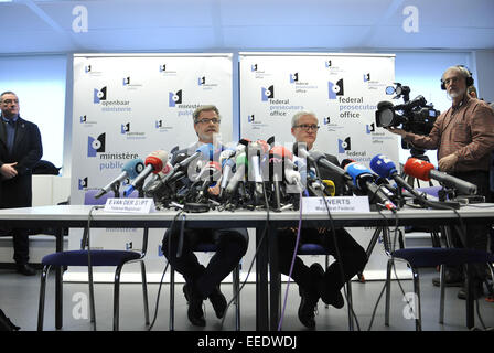 Bruxelles, Belgique. 16 janvier, 2015. Porte-parole du procureur fédéral belge Eric Van der Sypt (L) et Thierry Werts (R) tenir une conférence de presse à Bruxelles, Belgique, 16 janvier 2015, au lendemain d'une opération anti-terrorisme a eu lieu à Verviers et Bruxelles. Deux personnes sont mortes et un autre blessé dans une opération antiterroriste de la police à Verviers contre un, les médias locaux ont rapporté le 15 janvier. Credit : Ye Pingfan/Xinhua/Alamy Live News Banque D'Images