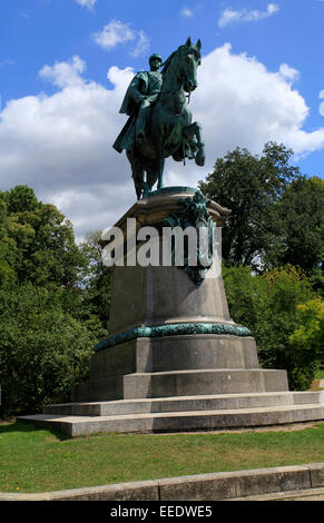 Le monument équestre du duc Jean II. Il a été inauguré le 10 mai 1899, à l'extrémité ouest de l'Hofgarten au-dessus de la Place du Palais. Photo : Klaus Nowotnick Date : 12 août 2012 Banque D'Images