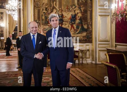 Paris, France. 16 janvier, 2015. Le ministre français des Affaires étrangères Laurent Fabius (L), serre la main avec les visites du secrétaire d'Etat américain John Kerry au bureau du premier ministre à Paris, France, 16 janvier 2015. Les deux pays ont convenu de poursuivre leur coopération antiterroriste, selon un bulletin publié par le palais présidentiel vendredi. Crédit : Chen Xiaowei/Xinhua/Alamy Live News Banque D'Images