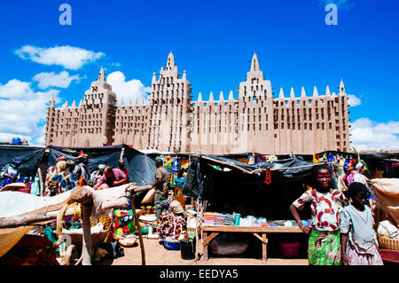 Lundi marché et la grande mosquée de Djenné, au Mali. Banque D'Images