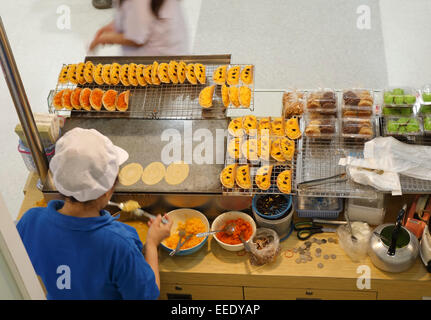 Vendeur de rue thaïlandaise Thai-Style prépare des crêpes croustillantes, Bangkok, Thaïlande. En Asie du sud-est. Banque D'Images