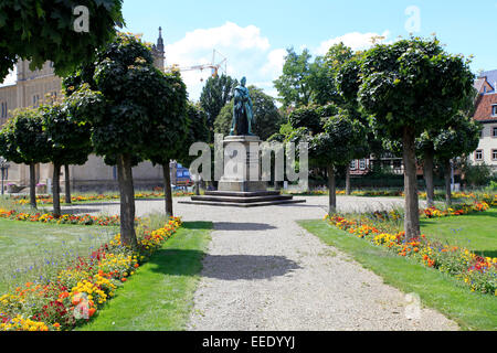 La Place du Palais et Château Ehrenbourg à Coburg. Il a été construit à partir de 1825 par le duc Ernst I. devant le monument du duc Ernst I. Photo : Klaus Nowotnick Date : 12 août 2012 Banque D'Images