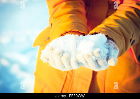 La neige dans les mains d'hiver femme donnant vie de plein air vacances Banque D'Images