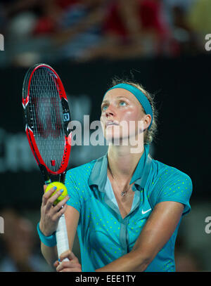 Sydney, Australie. 16 janvier, 2015. Se tourner vers les cieux. Petra Kvitova de tchèque République servant dans la finale contre Karolina Pliskova de République tchèque à l'APIA Sydney International. Crédit : Tony Bowler/thats mon pic/Alamy Live News Banque D'Images