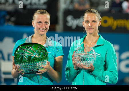 Sydney, Australie. 16 janvier, 2015. Petra Kvitova, gagnante de République tchèque pose fièrement avec son trophée gagnants le long du côté runner up Karolina Pliskova aussi de la République tchèque à l'APIA Sydney International. Crédit : Tony Bowler/thats mon pic/Alamy Live News Banque D'Images