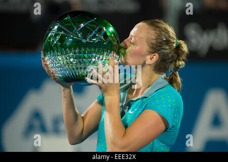 Sydney, Australie. 16 janvier, 2015. Petra Kvitova de République tchèque l'embrasse fièrement trophée gagnants après la finale contre Karolina Pliskova de République tchèque à l'APIA Sydney International. Crédit : Tony Bowler/thats mon pic/Alamy Live News Banque D'Images