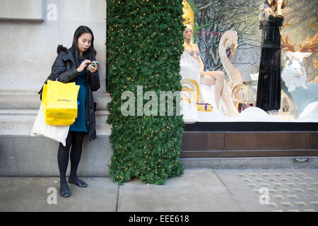 Shoppers sur Oxford Street, au centre de Londres. C'est le quartier commercial le plus occupé dans la capitale avec Oxford Street est le plus encombré. La foule peut être si grande que beaucoup d'éviter la zone. Il y a 548 magasins d'Oxford Street, c'est le plus fréquenté d'Europe zone commerçante. Banque D'Images