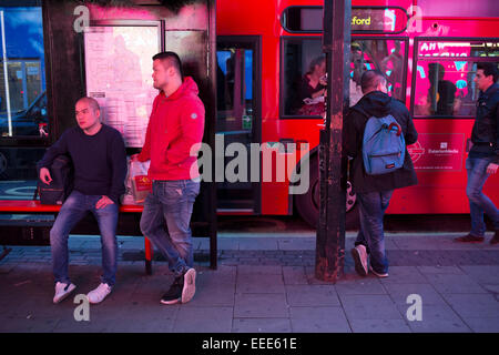 Les consommateurs en attente d'un bus à la fin de la journée sur Oxford Street, au centre de Londres. C'est le quartier commercial le plus occupé dans la capitale avec Oxford Street est le plus encombré. La foule peut être si grande que beaucoup d'éviter la zone. Il y a 548 magasins d'Oxford Street, c'est le plus fréquenté d'Europe zone commerçante. Banque D'Images