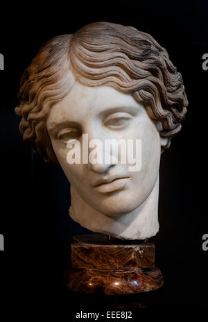 Tête d'une sculpture d'Amazone romaine D'après un original du Ve siècle av. J.-C. Marbre Provenance : Rome, Esquilin : près de l'Auditorium de Mécène (1874) Rome romaine Musée du Capitole Italie Italien. Tête en marbre d'une Amazone blessée de l'époque impériale romaine sculptée d'après un modèle grec classique par Polyclète. Banque D'Images