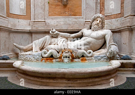 Statue colossale restaurée comme Oceanus : "Marforio" 1er - 2e siècle en cm 242 provenance de Rome près de l'église de S. Pietro in Carcere Rome Romain Musée Capitolin Italie Banque D'Images