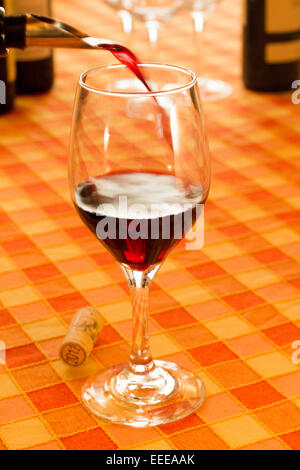 Dégustation de vin rouge dans le verre avec du fromage Banque D'Images