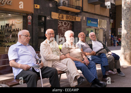 La Rambla de Poble Nou à Barcelone, les retraités se détendre sur un banc 04.10.2014 Banque D'Images
