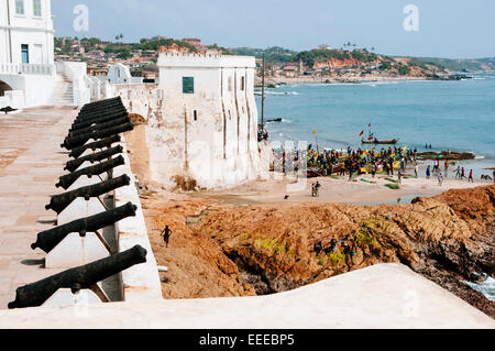 Balles de canon château de Cape Coast, au Ghana. Banque D'Images