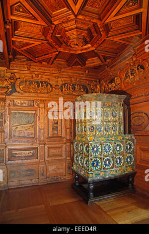 La salle de chasse de marqueterie (Corne prix) avec son plafond à caissons ornés, des reliefs et des scènes de chasse dans 60 œuvres de bois, c'est l'un des plus beaux exploits du bord de la fin de la Renaissance en Allemagne. Dans le coin droit il y a un splend Banque D'Images