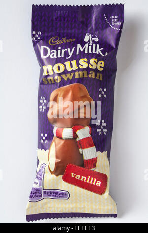 Bar de mousse de lait Cadbury chocolat bonhomme isolé sur fond blanc Banque D'Images