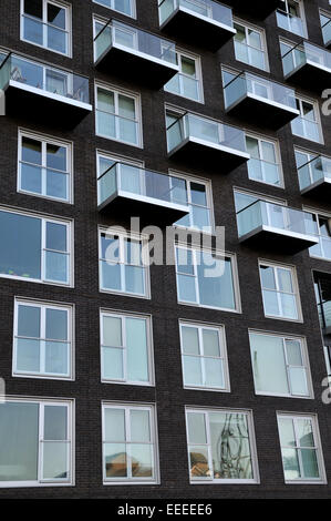 Fenêtres et balcons à tour moderne immeuble Banque D'Images