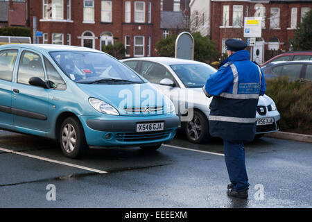 Southport, Merseyside, 16 janvier 2015,. 12h15 Parking gratuit  Blitz 12 Central Parc de vente au détail. Le gouvernement est déterminé à freiner l'excès de zèle dans l'application de parking par l'introduction de 10 minutes obligatoires périodes 'grace' à la fin de le pour et un parking gratuit, un parking gratuit et des conseils d'arbitres, qui statuera sur l'avis de pénalité, d'appel seraient obligés de suivre les nouvelles directives réglementaires ; toute infraction sera considérée comme une fin illégale et de déclencher un remboursement. . 'Southport de détail de premier plan de destination, avec un large éventail de magasins et d'un grand parking gratuit sur place." Crédit : Mar Photographics/Alamy Li Banque D'Images