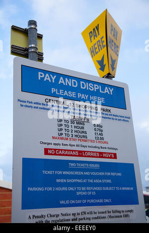 Southport, Merseyside, 16 janvier, 2015. 12.21 am  gratuit Blitz 12 Central Parc de vente au détail. Le gouvernement est déterminé à freiner l'excès de zèle dans l'application de parking par l'introduction de 10 minutes obligatoires périodes 'grace' à la fin de le pour et un parking gratuit, un parking gratuit et des conseils d'arbitres, qui statuera sur l'avis de pénalité, d'appel seraient obligés de suivre les nouvelles directives réglementaires ; toute infraction sera considérée comme une fin illégale et de déclencher un remboursement. 'Southport de détail de premier plan de destination, avec un large éventail de magasins et d'un grand parking gratuit sur place." Crédit : Mar Photographics/Alamy Li Banque D'Images