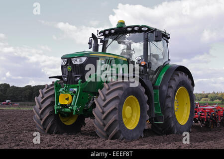 Big John Deere 6210r tracteur avec le cultivateur du sol Banque D'Images