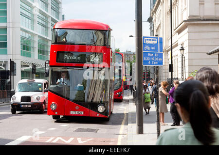 Vue avant du nouveau bus pour Londres sur la route 24 Banque D'Images