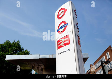 La station de métro et de bus, cocardes à Vauxhall Cross Banque D'Images