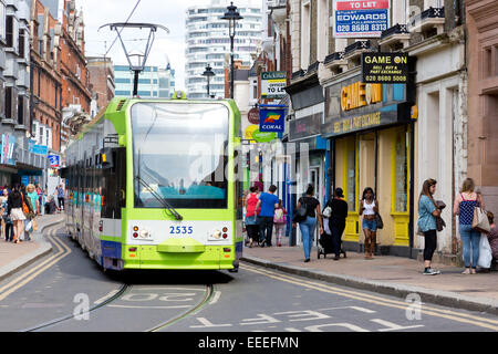 Tramlink service dans le centre-ville de Croydon Banque D'Images