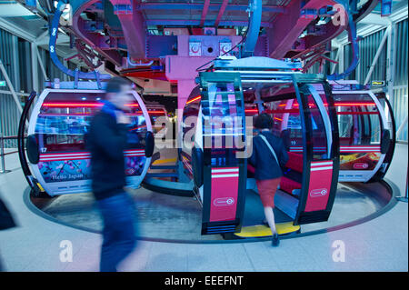 Téléphérique Emirates Air Line dans la nuit Banque D'Images